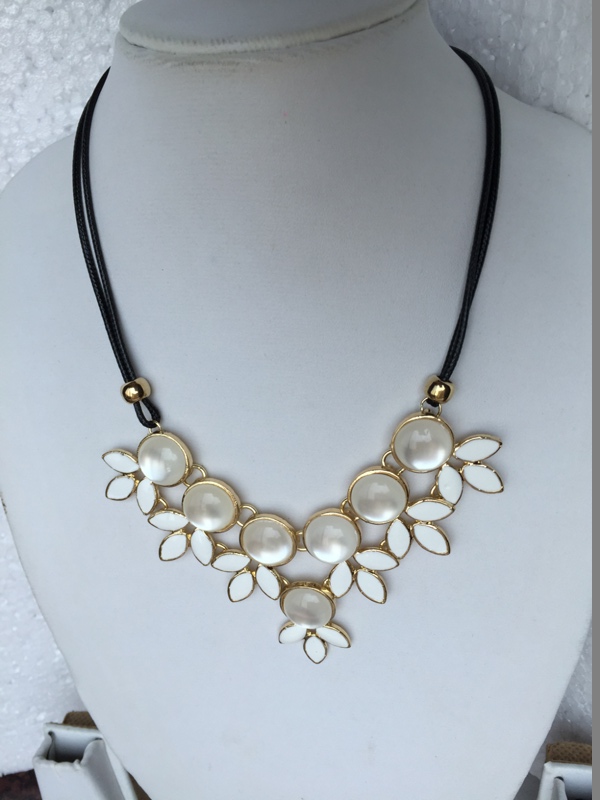 Multi pearl stylish with white beautiful petal necklace