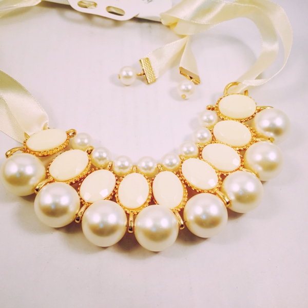Pearl and beaded chic and stylish necklace 