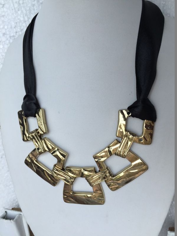 Black elegant and stylish geometric shaped necklace