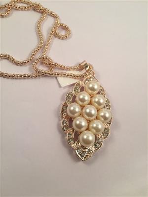 Elegant pearl peandant in a Galmorous and Stylish long chain